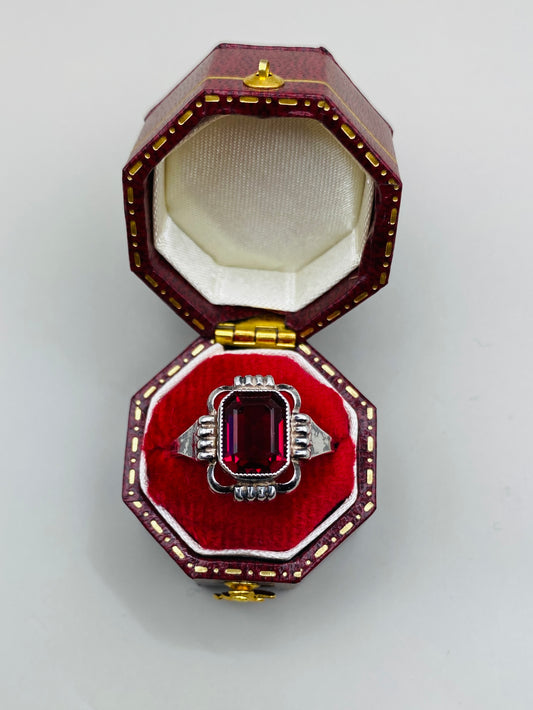 Bague vintage 835 en argent et poinçon de maître, pierre rouge décorative