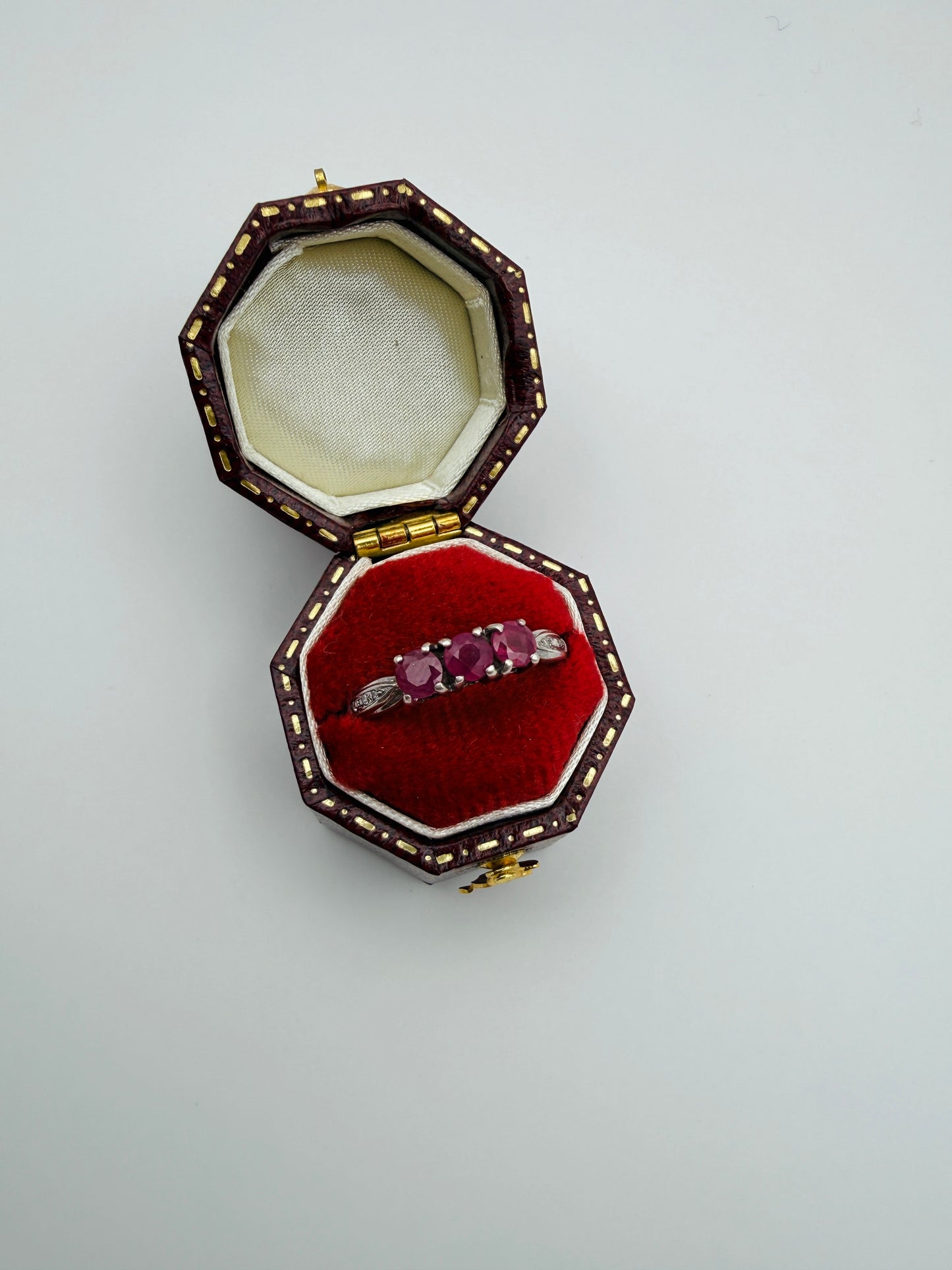 Bague vintage trilogie en argent et rubis