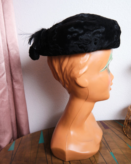 Bibi vintage noir en astrakan et plumes « Au tigre royal Vevey »