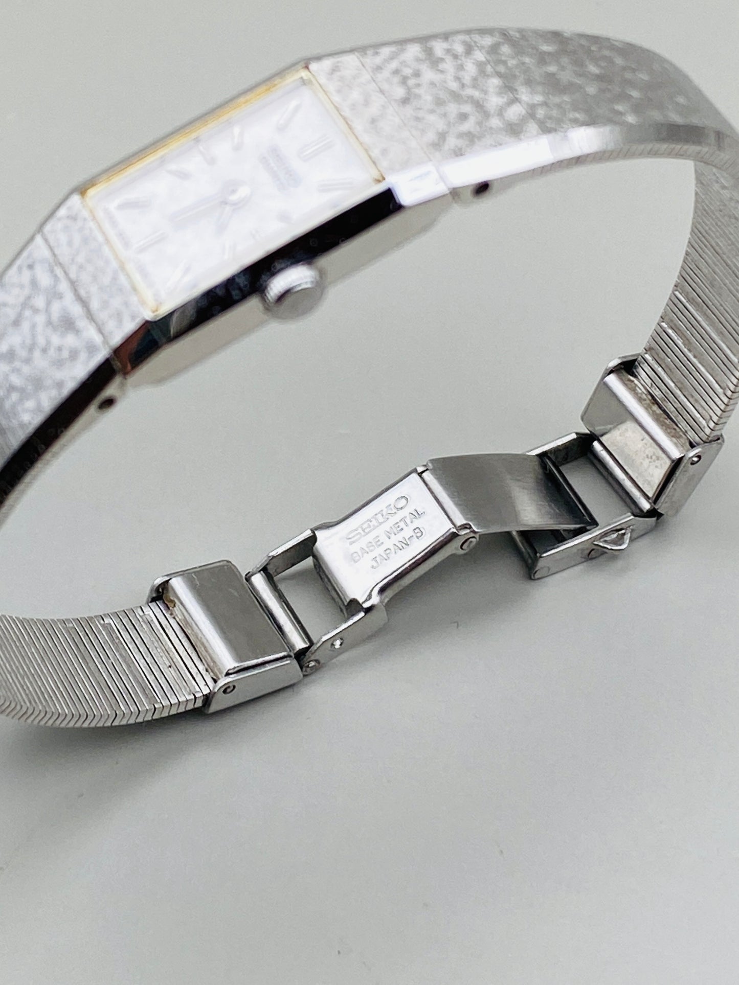 Montre mini Seiko Vintage Rectangulaire – Minimalisme 90s