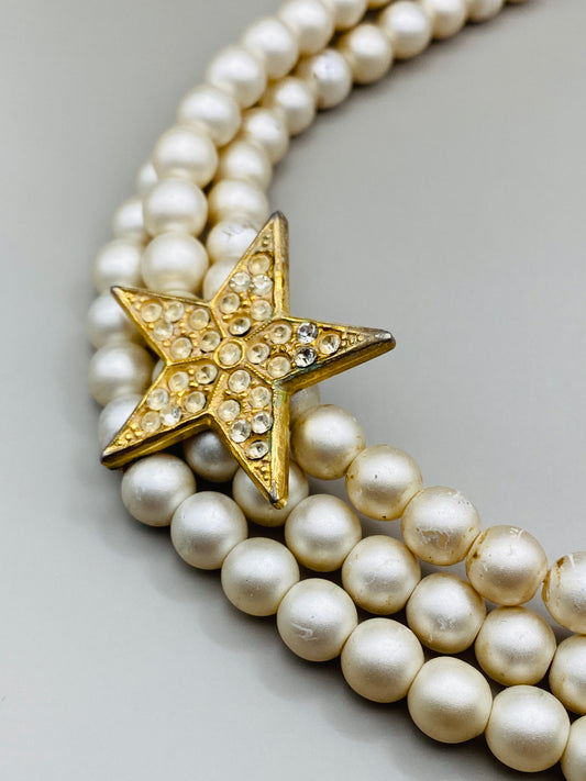 Choker vintage multi-rangs perles en plastique et étoiles strassées