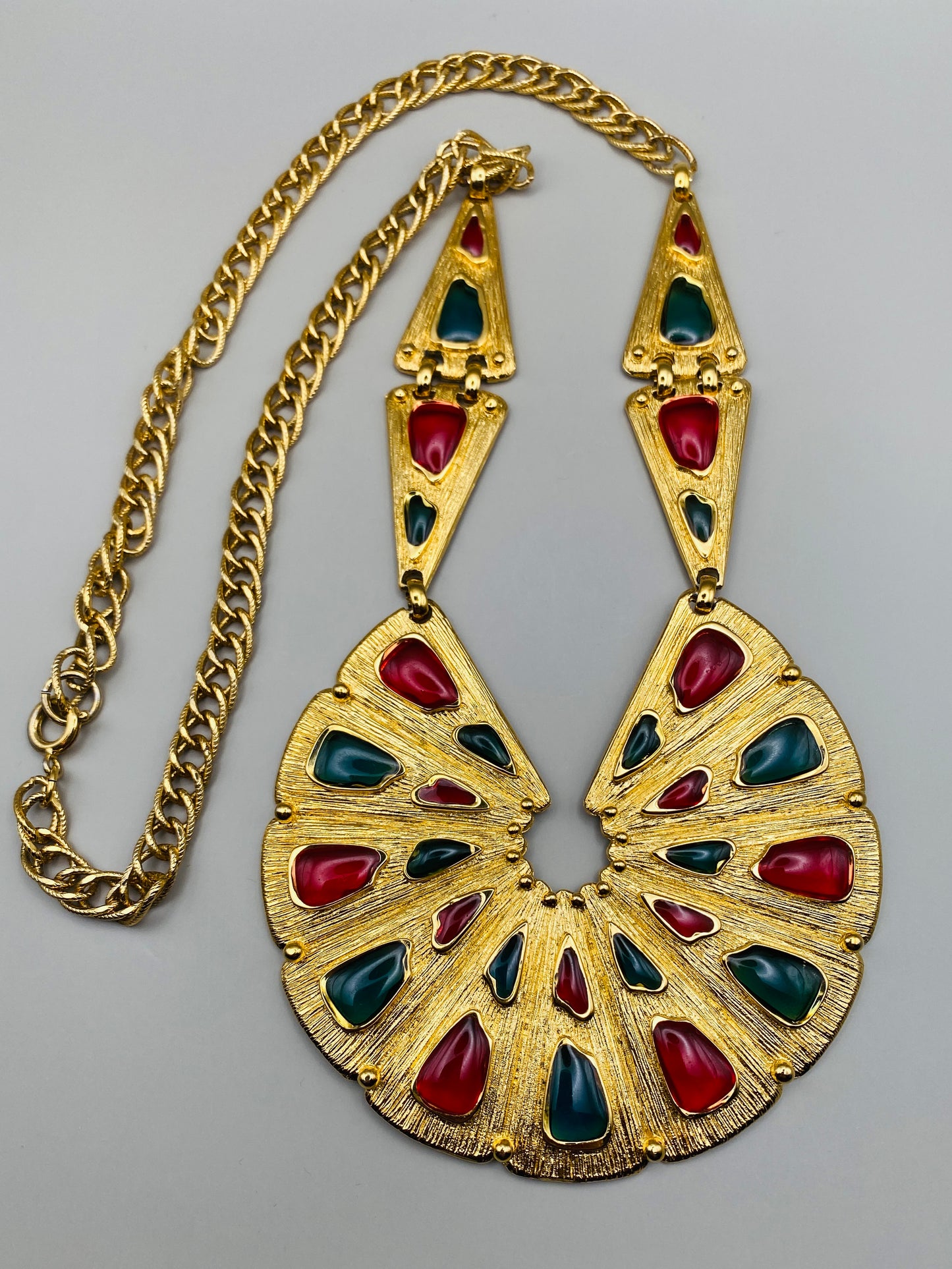 Ensemble vintage Trifari – Collier plastron & boucles d’oreilles, cabochons rouge rubis & vert émeraude (neuf)