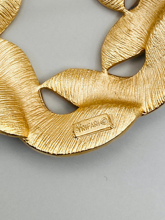 Broche vintage Trifari – Couronne entrelacée bleu roi & blanc (neuf)