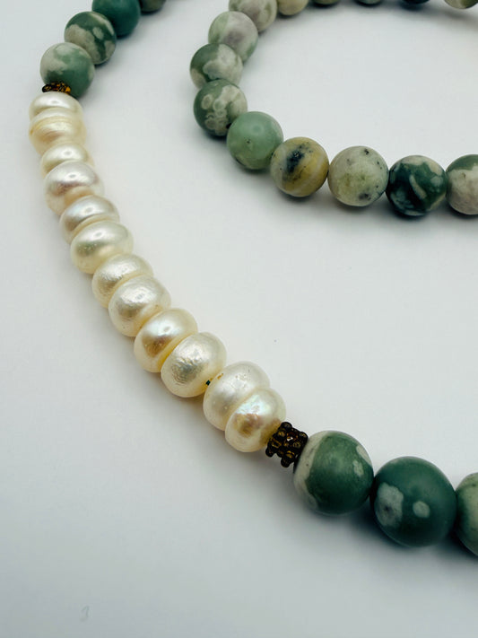 Collier vintage en pierres naturelles et véritables perles d’eau douce