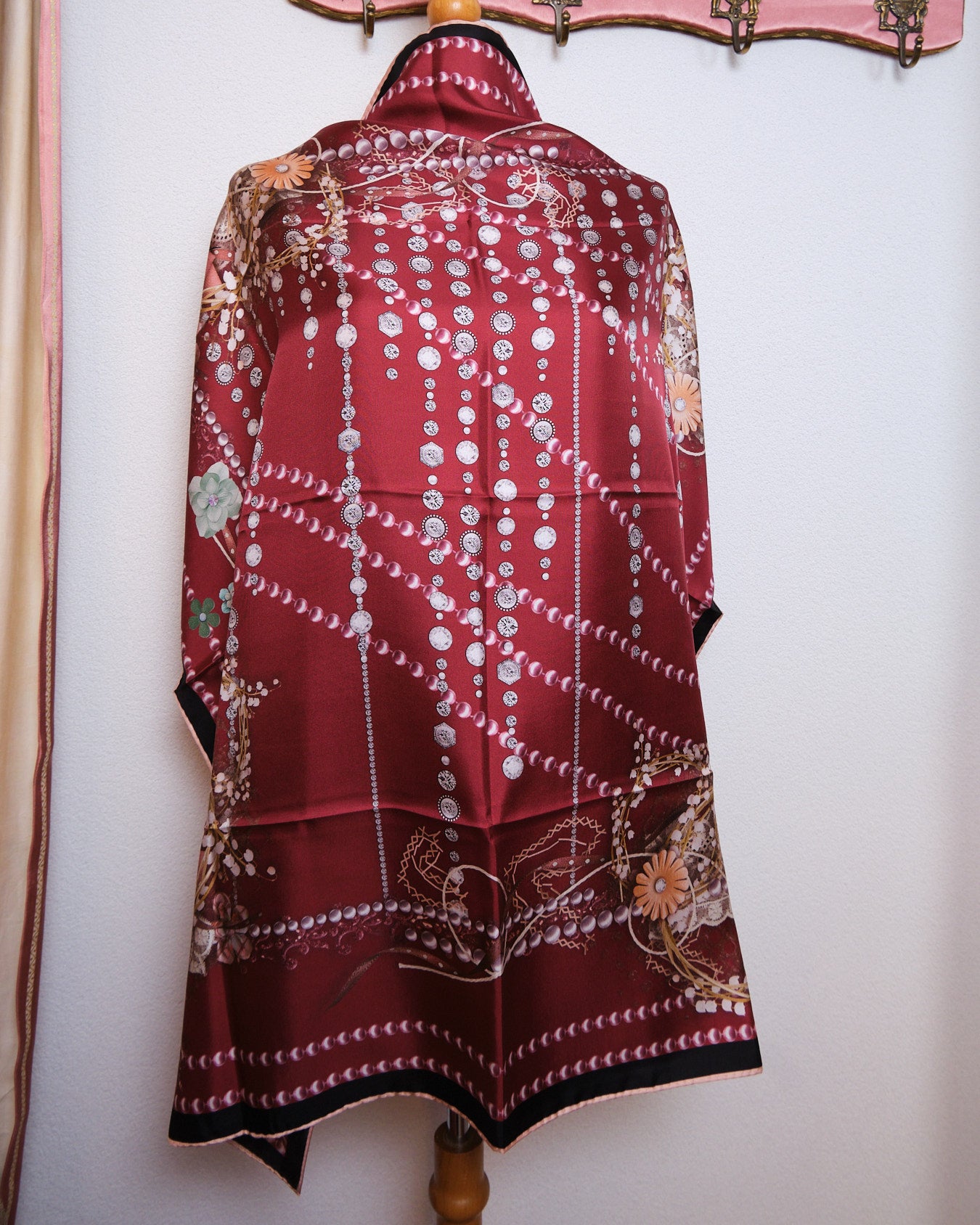 Grand foulard en soie signé Vakko Collection