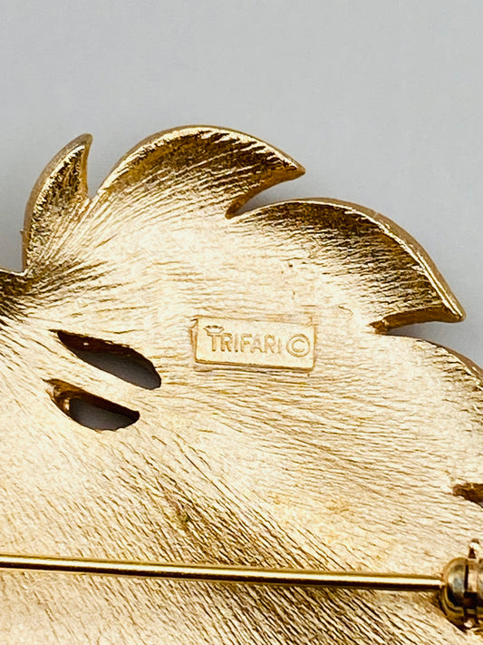 Broche vintage Trifari – Feuille dorée texturée (neuf)