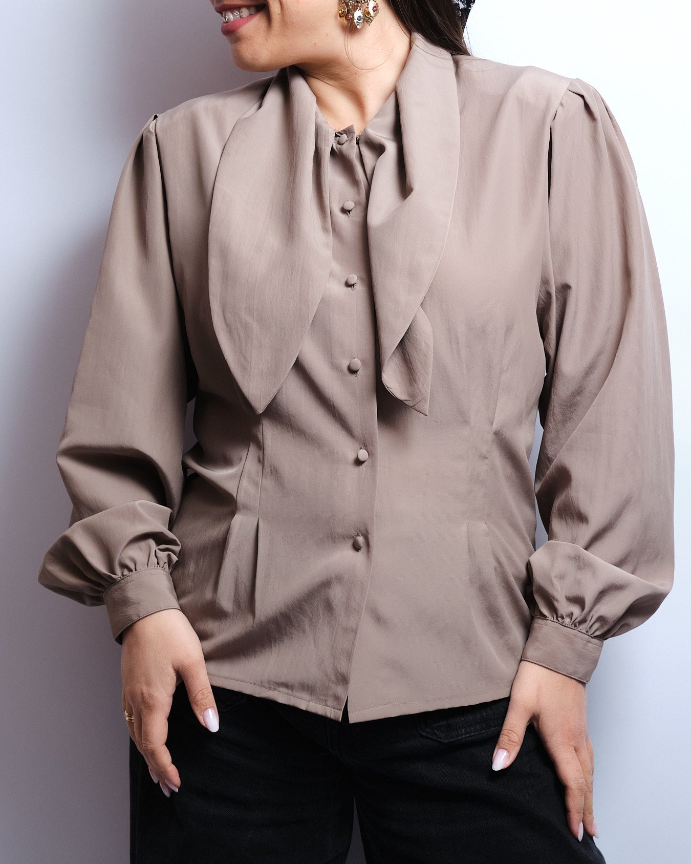 Chemisier vintage H&M – élégance minimaliste et lavallière douce