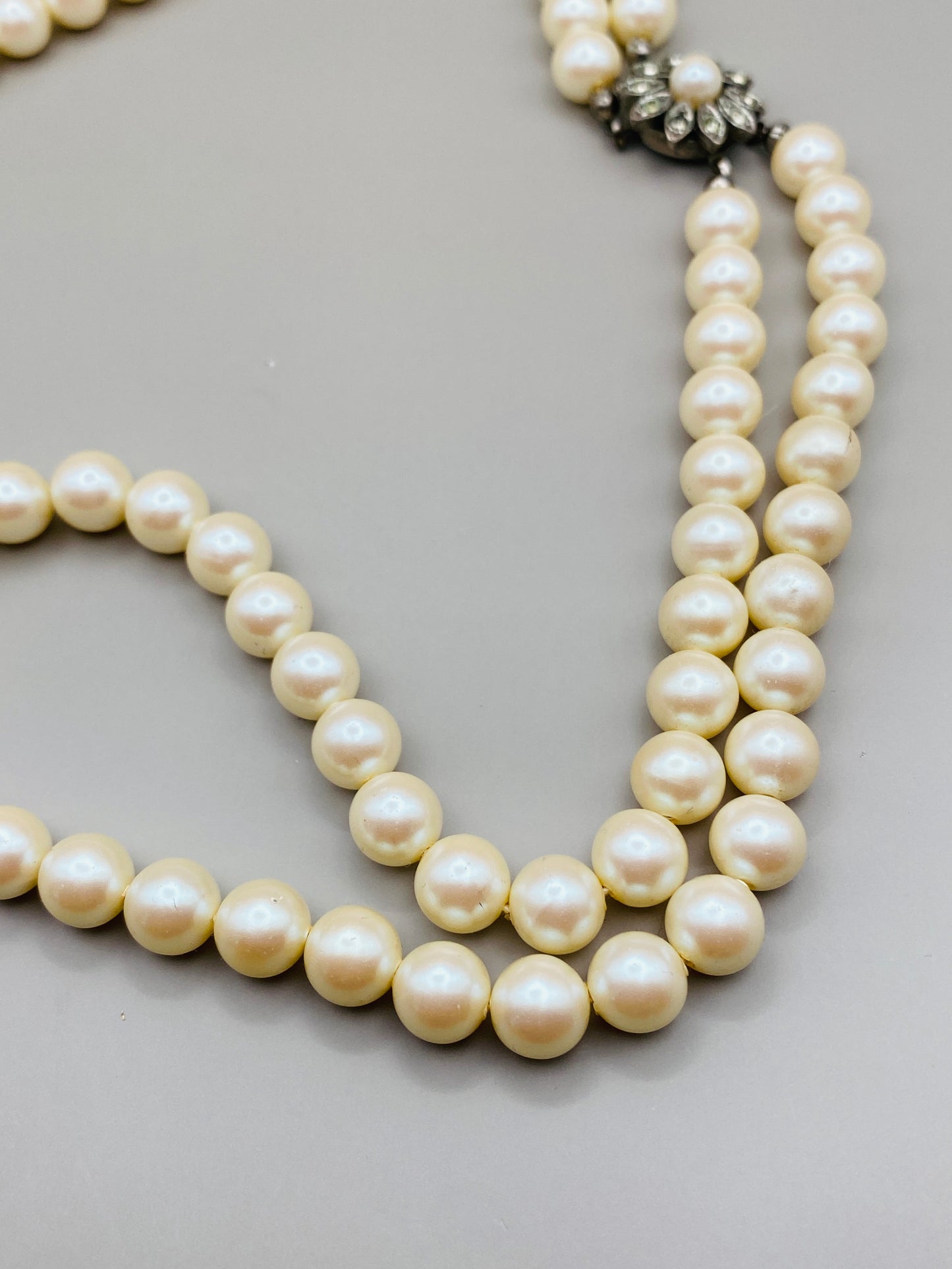 Collier vintage double rang de perles fantaisie en plastique – fermoir fleur strassé