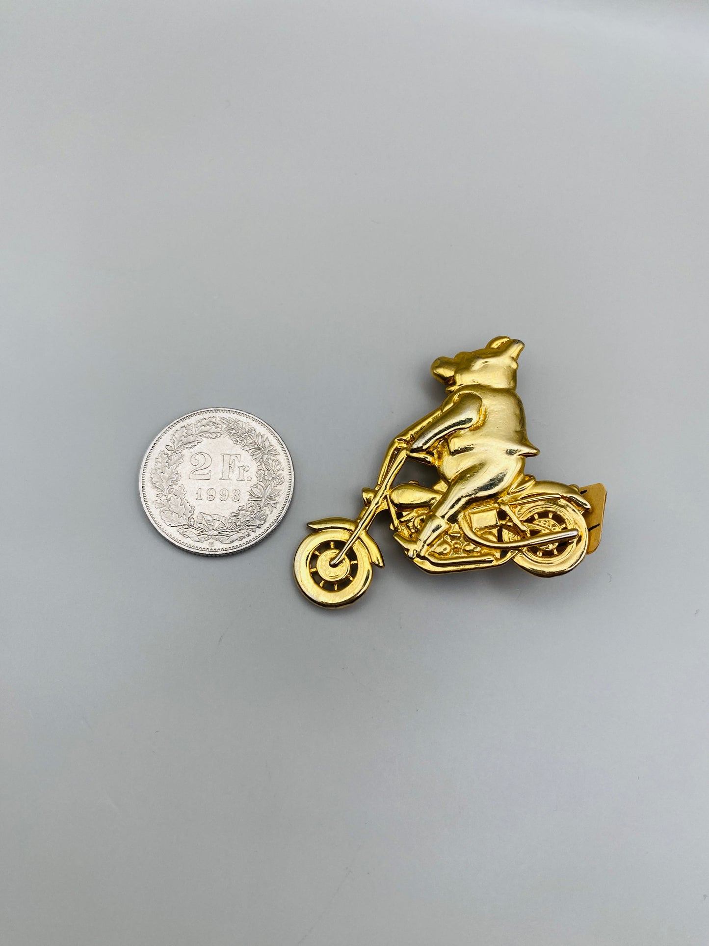 Broche vintage ours biker dorée – Années 1980