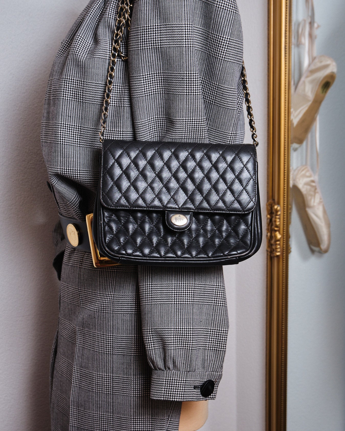 Sac matelassé vintage noir à chaîne dorée — esprit iconique années 80/90