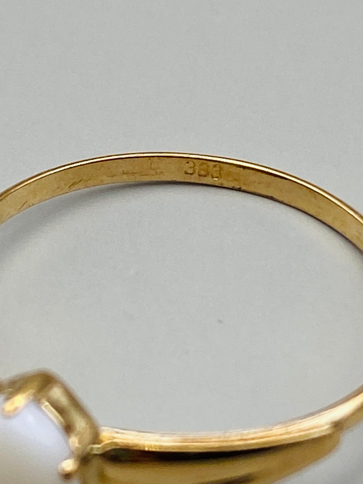 Bague vintage en or 333 (8k) et pierre blanche imitation opale