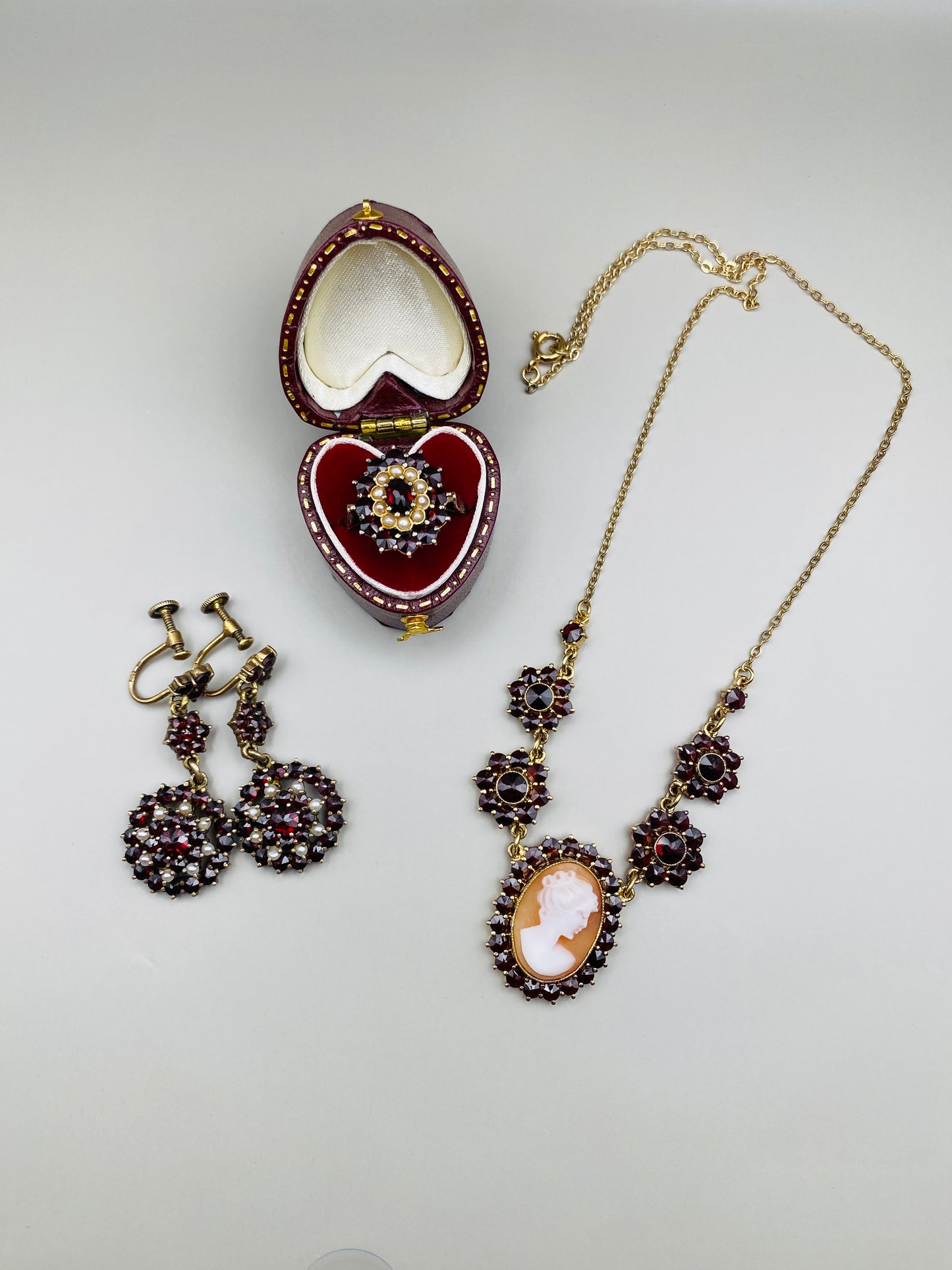 Boucles d’oreilles pendantes vintage grenats & perles, fermoir à vis argent 800 plaqué or