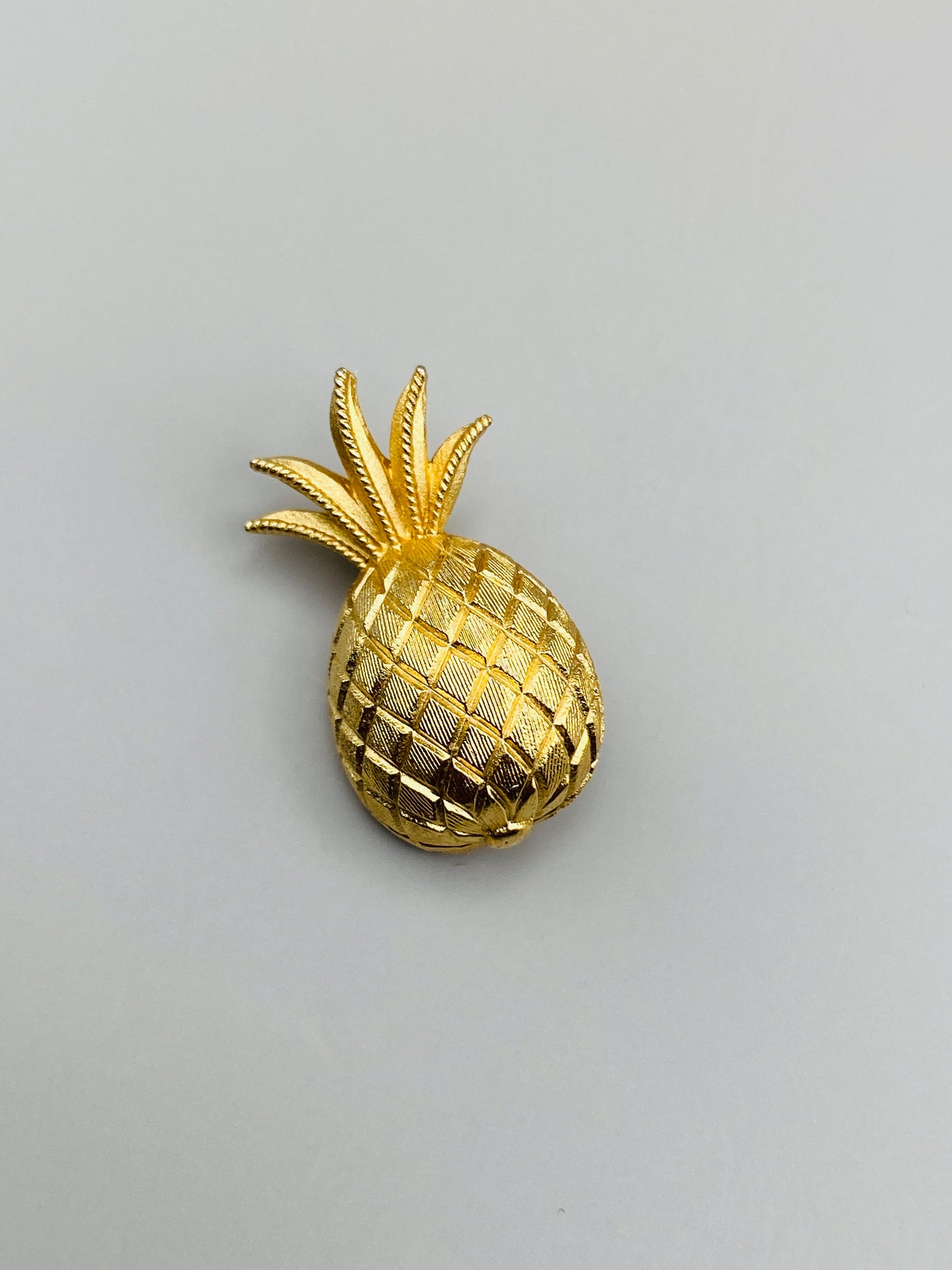 Trifari vintage mini brooch – textured gold pineapple (new)
