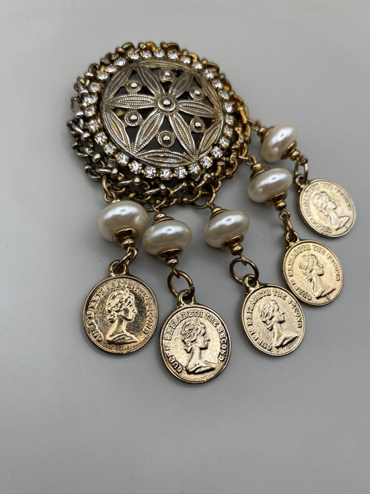 Broche vintage avec breloques