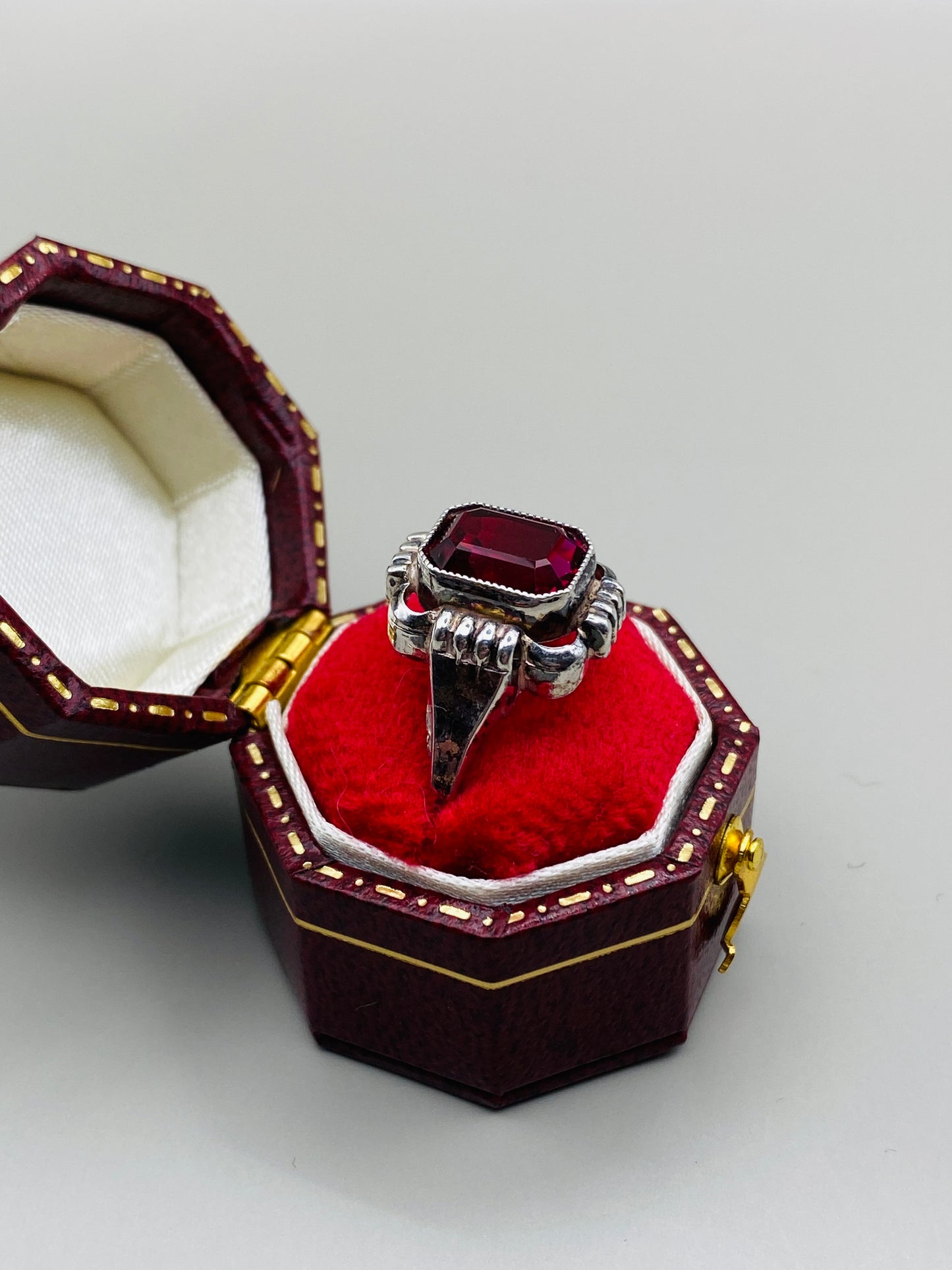 Bague vintage 835 en argent et poinçon de maître, pierre rouge décorative