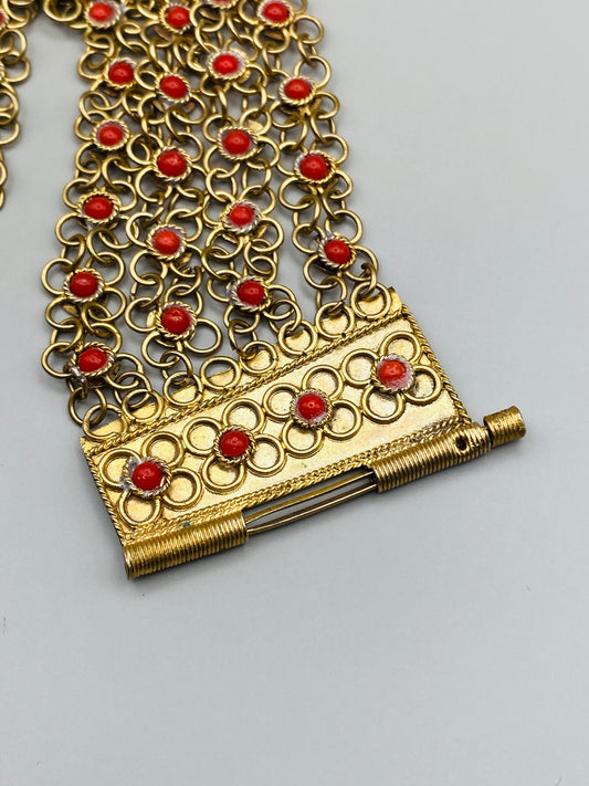 Bracelet vintage 70s – Manchette ajourée dorée & cabochons corail