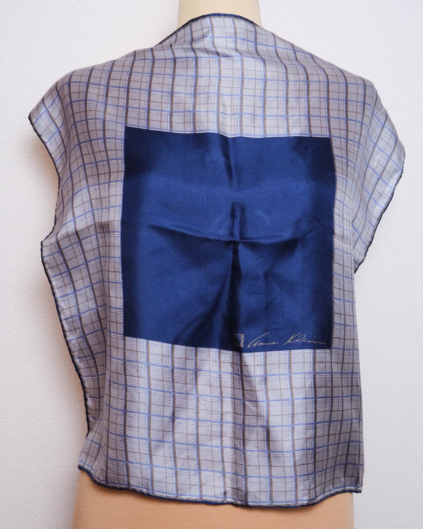 Petit foulard vintage en soie signé Anne Klein