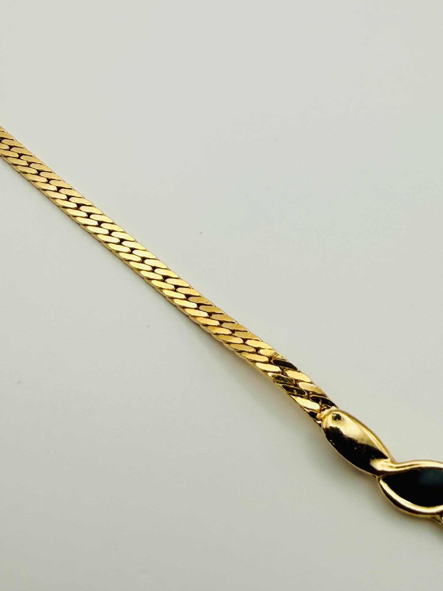 Collier vintage doré à mailles chevrons et émaux noir & ivoire
