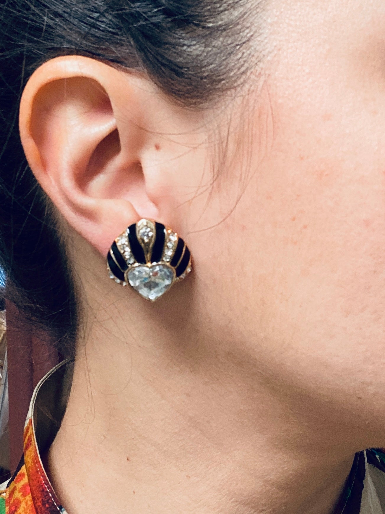 Boucles d’oreilles vintage cœur – Émail noir & cristaux