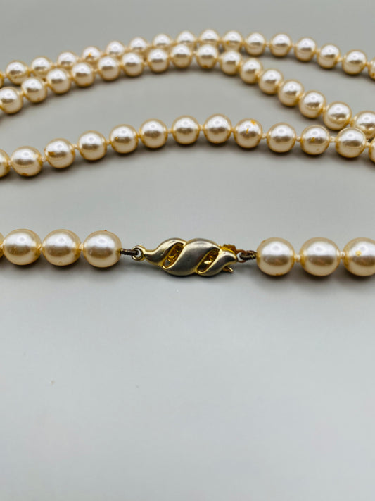 Collier vintage de perles fantaisie crème – fermoir torsadé doré