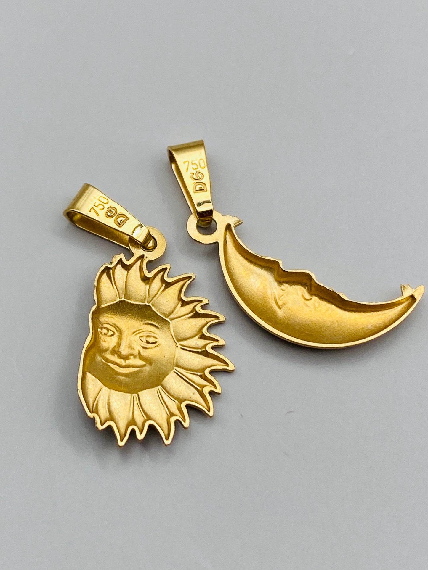 Duo de pendentifs vintage Soleil & Lune en or 18 carats