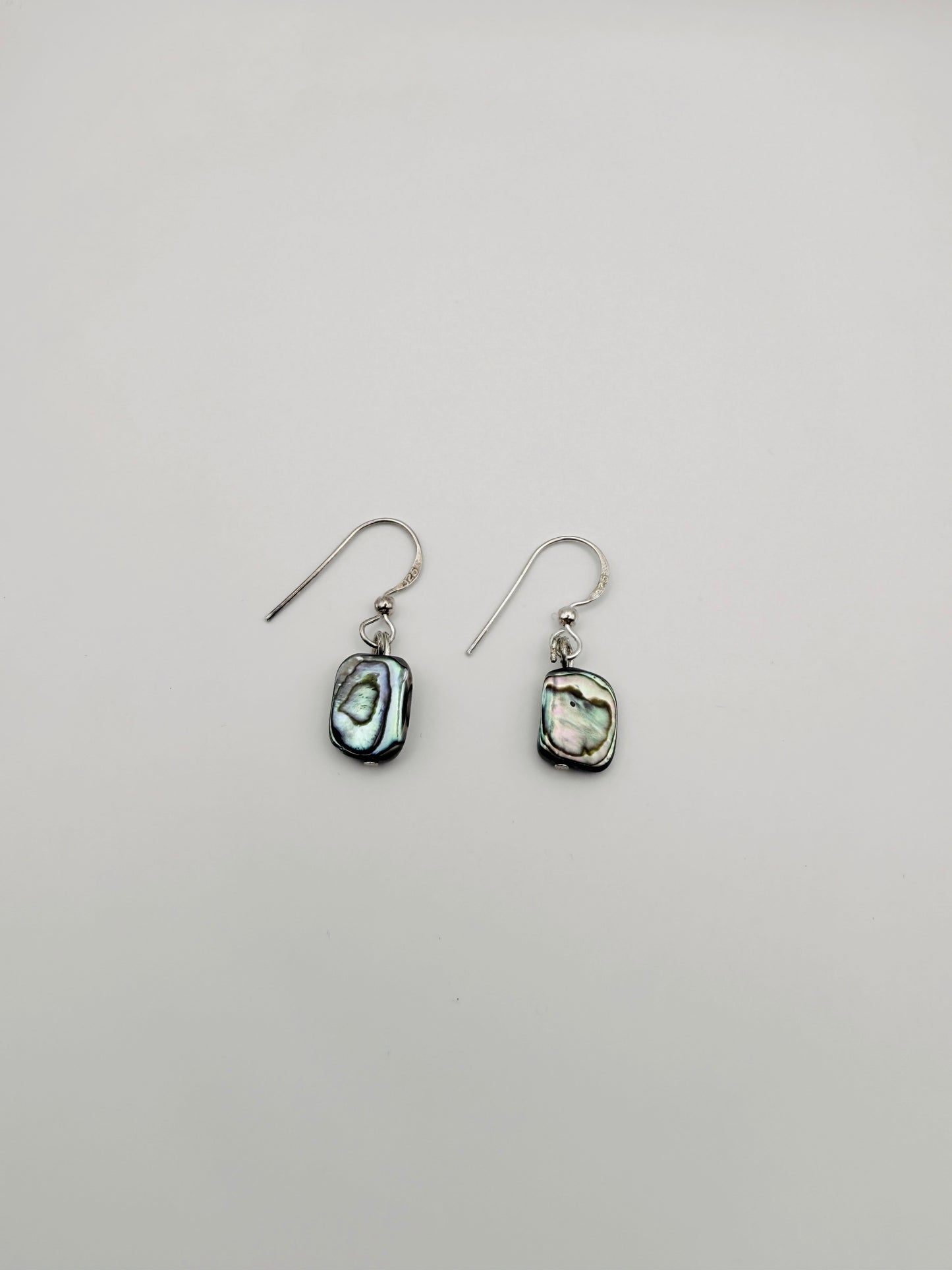 Boucles d’oreilles vintage en nacre irisée