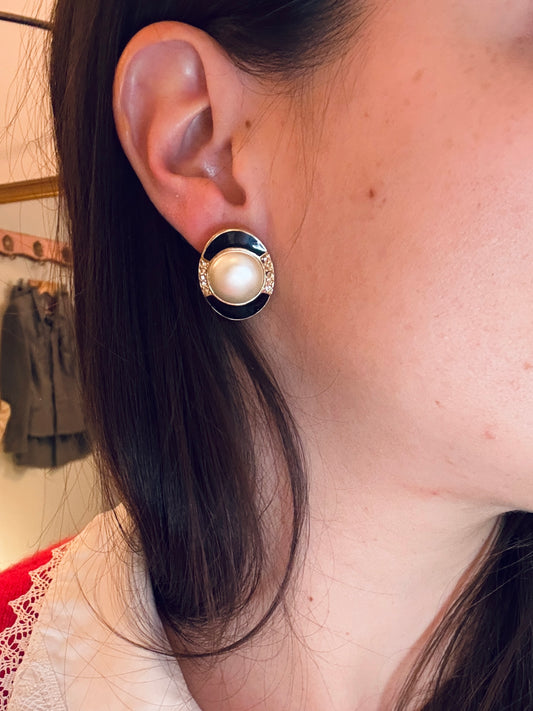 Boucles d’Oreilles Clous Vintage Perle & Émail Noir — Élégance Classique