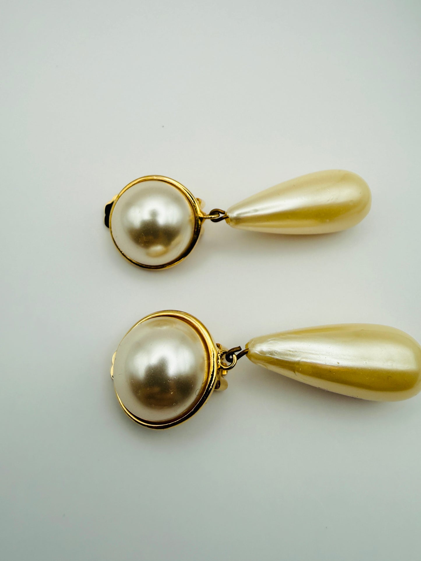 Boucles d’oreilles clips vintage Les Bernard perles nacrées pendantes