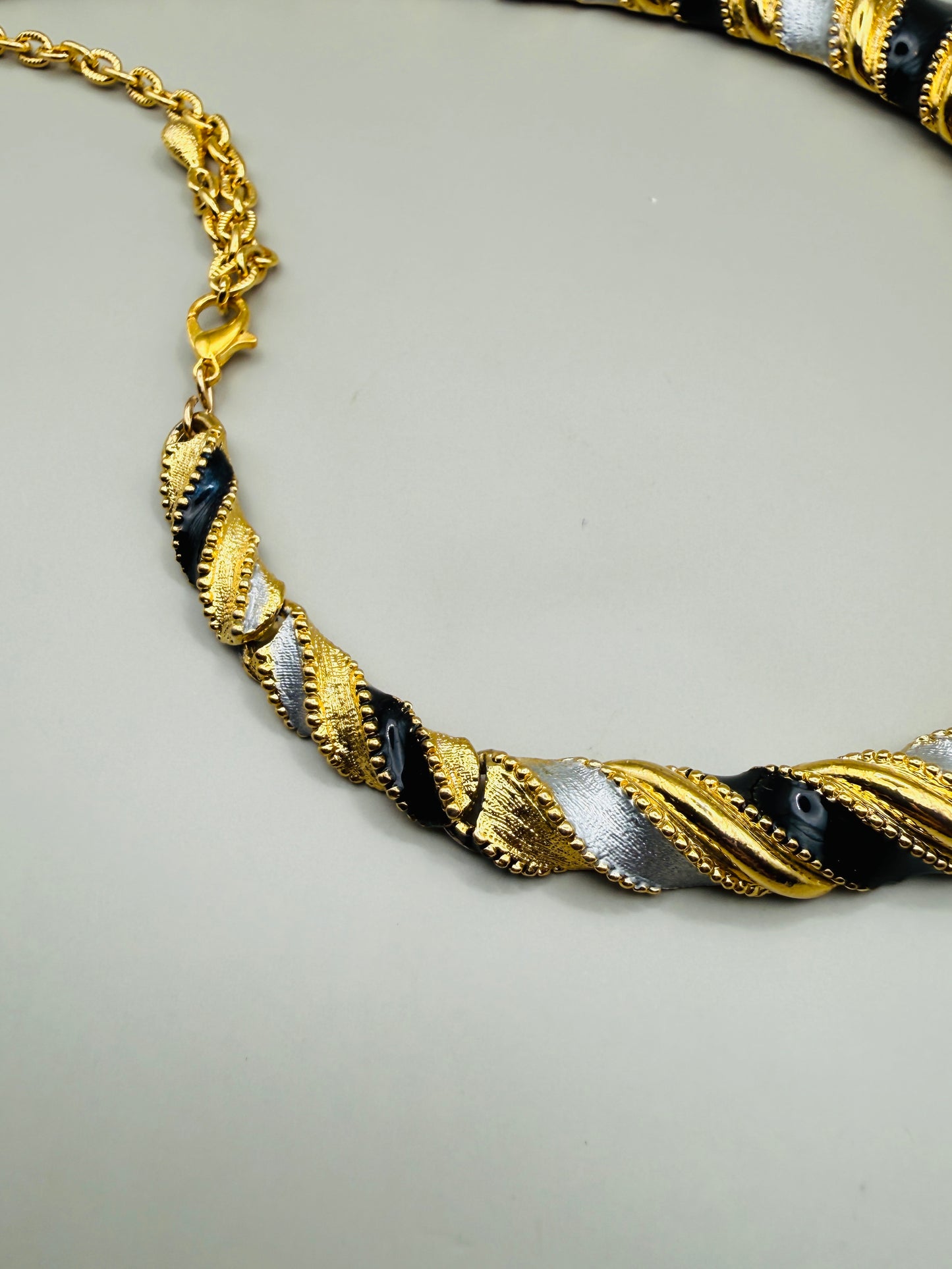 Collier Vintage Sculptural Tricolore — Noir, doré & Argenté (années 80-90)