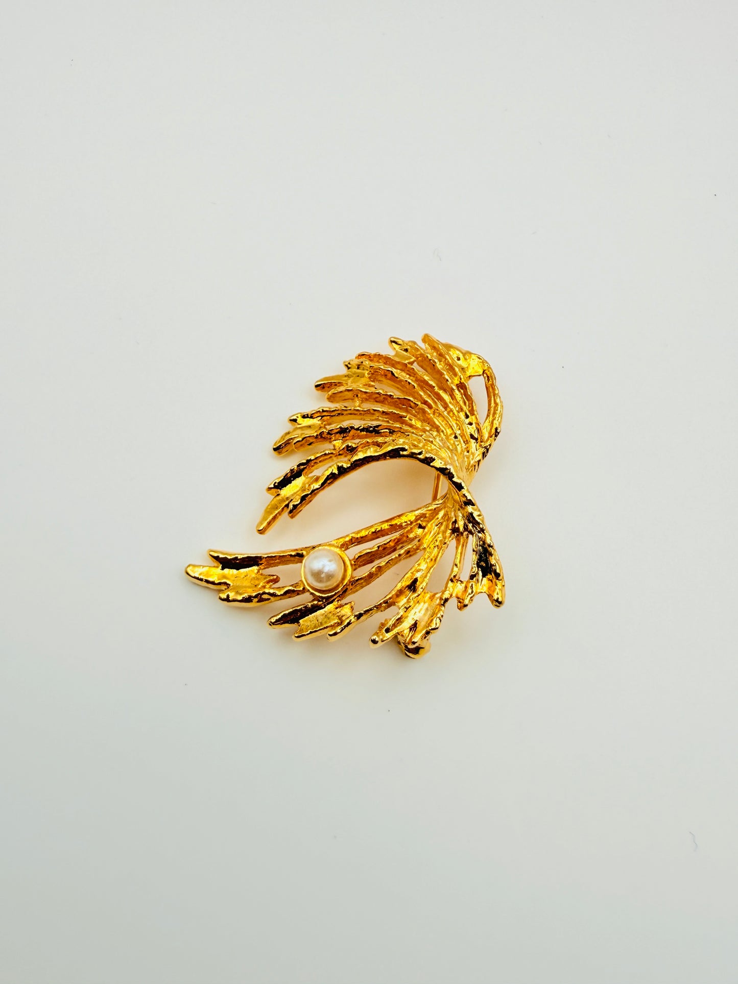 Broche feuille dorée et perle vintage