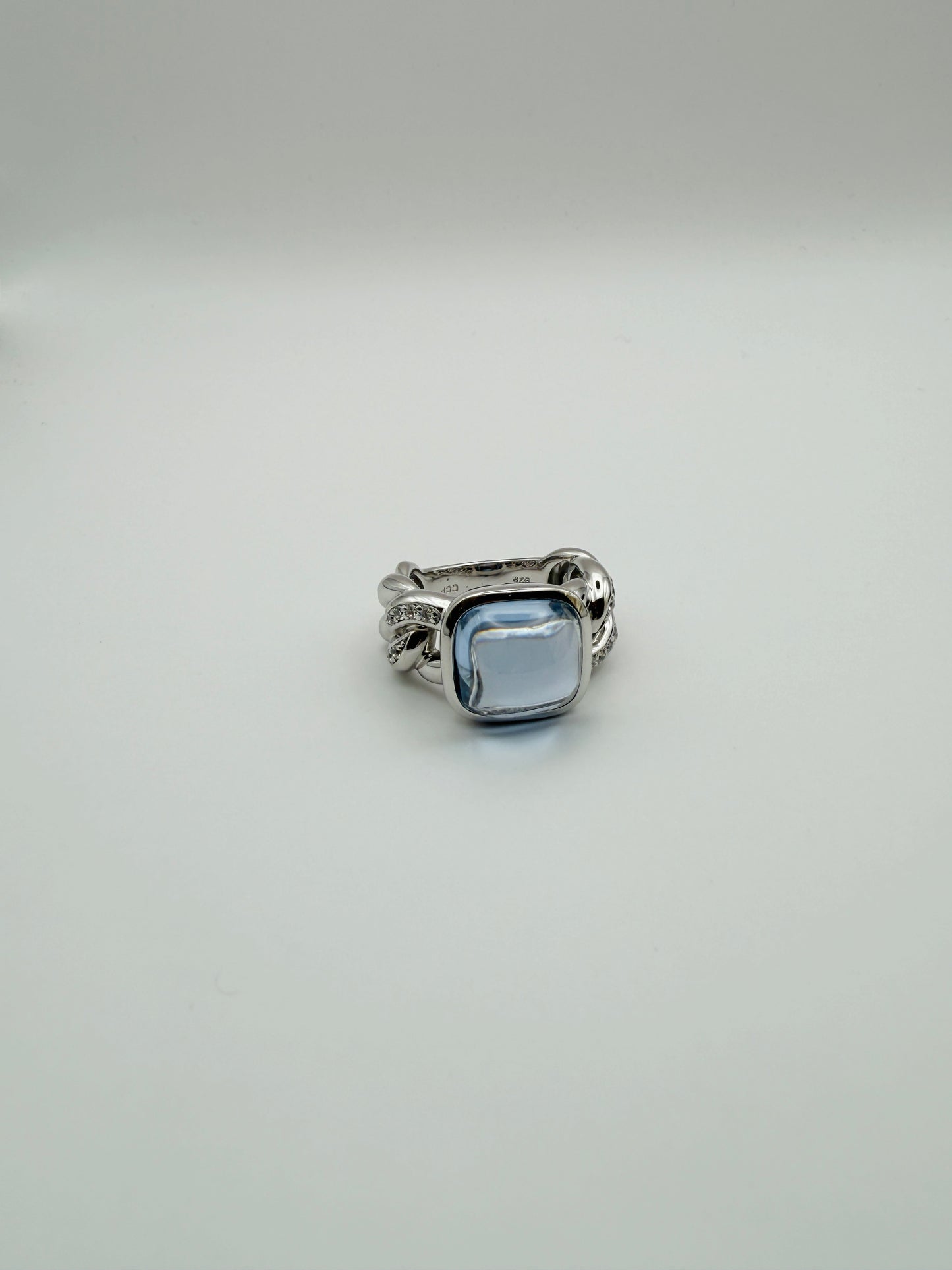 Bague contemporaine en argent 925 et topaze bleue