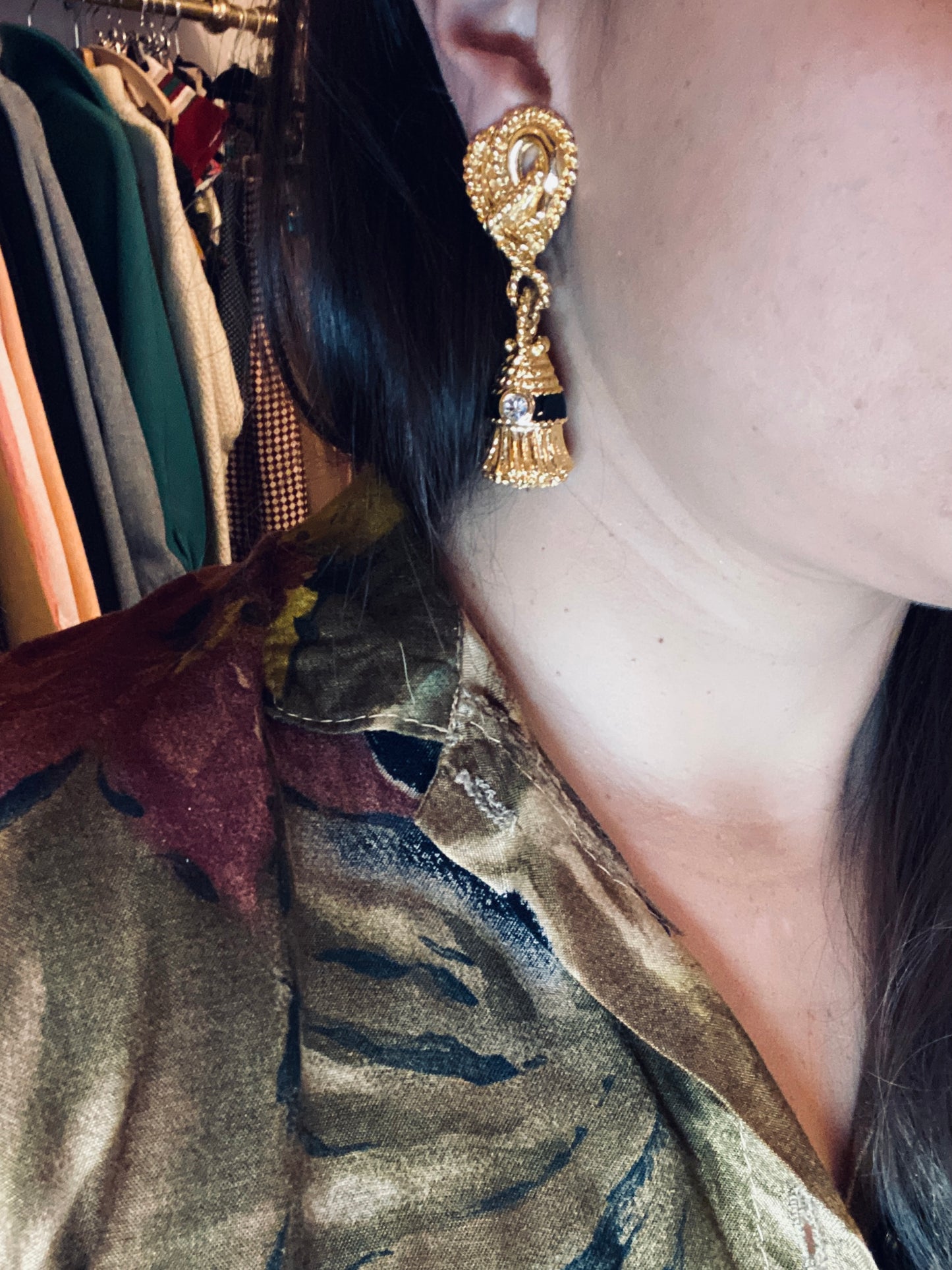 Boucles d’oreilles vintage IVANA – Pompons dorés sculptés, émail noir & strass (années 80, deadstock)