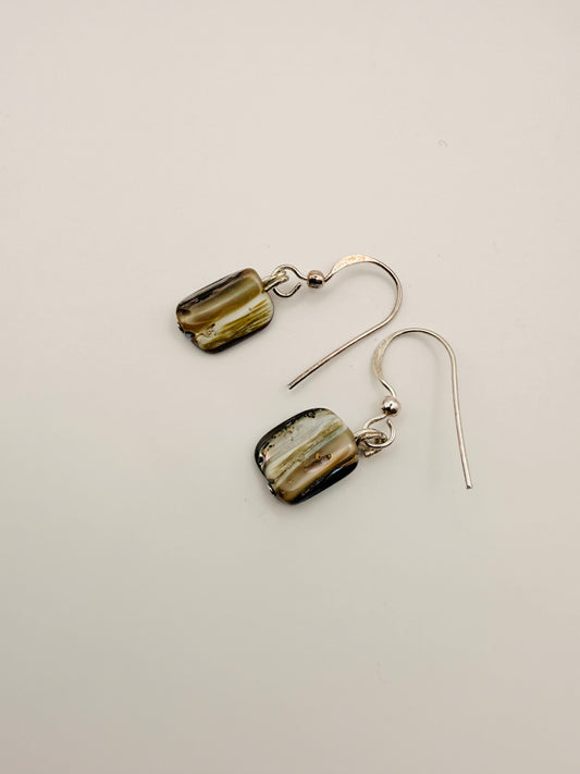 Boucles d’oreilles vintage en nacre irisée