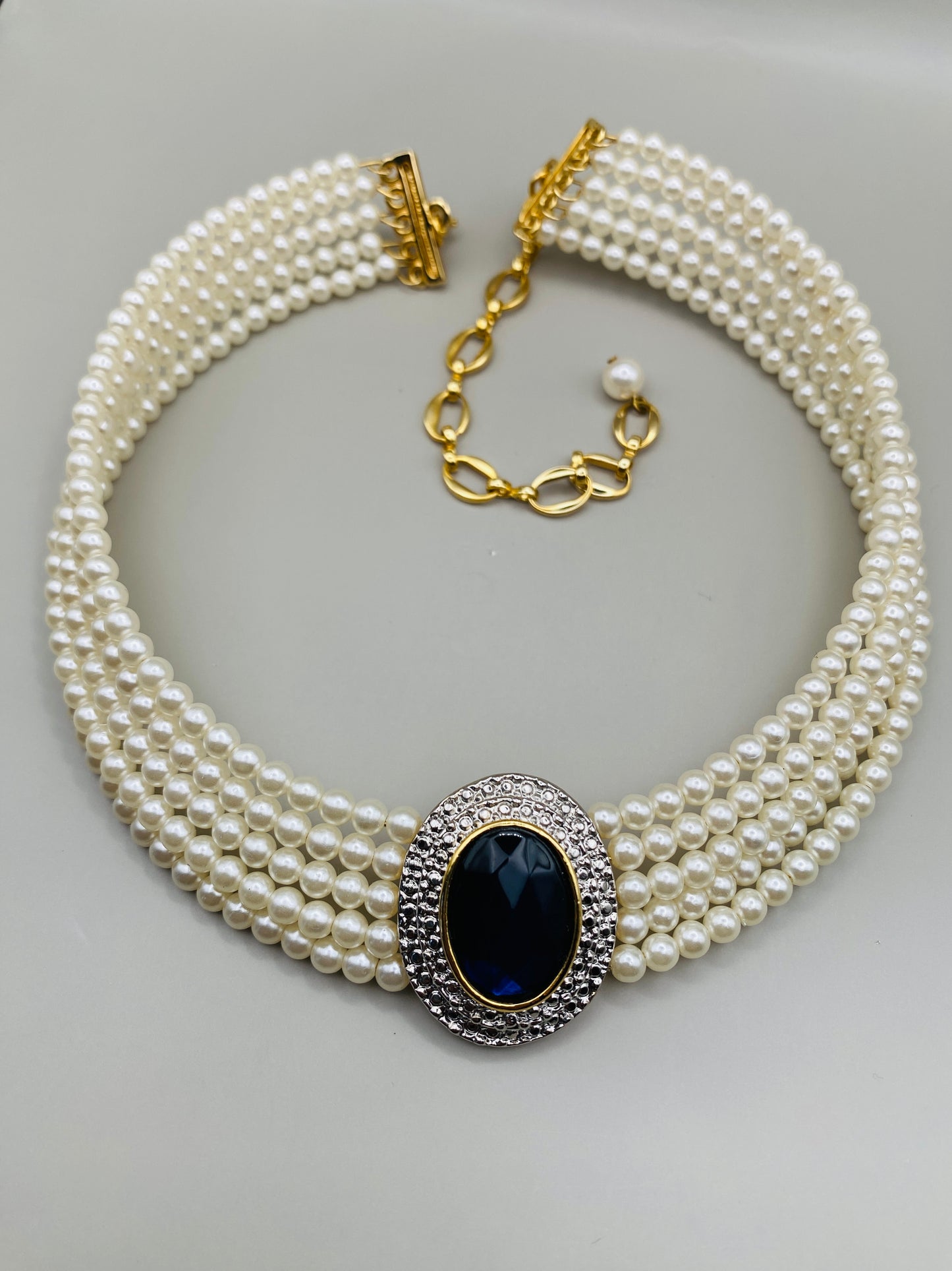 Collier vintage multi-rangs de perles fantaisie en plastique – cabochon bleu nuit