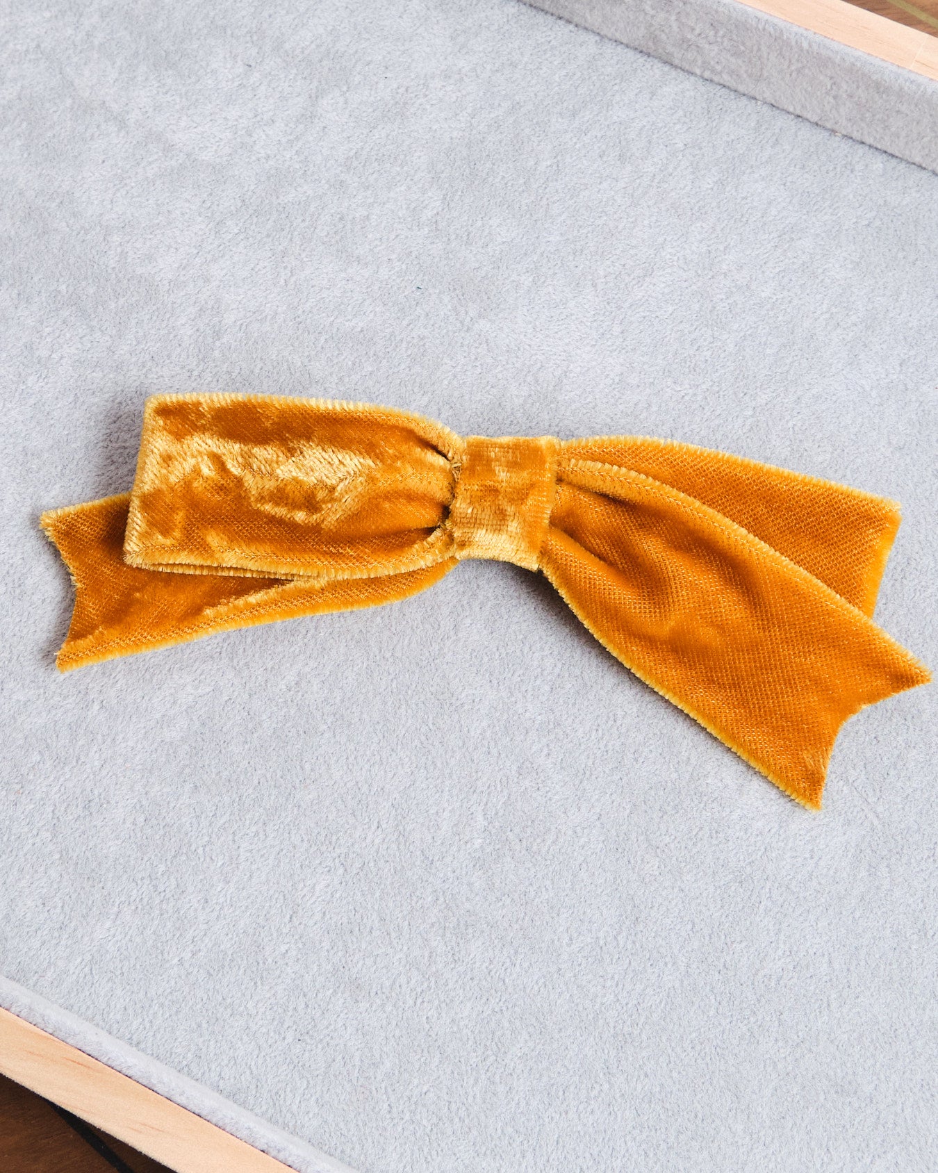 Barrette vintage en velours moutarde signée Arifior Creazioni
