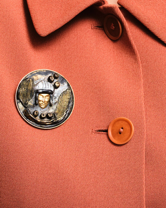 Broche en métal avec décor masque de Venise