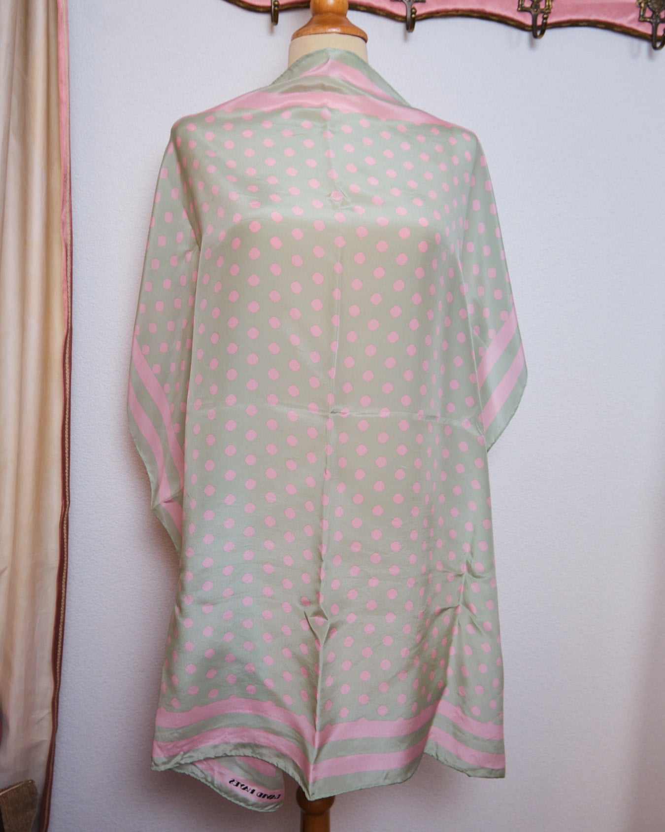 Grand foulard vintage en soie signé David Hayes