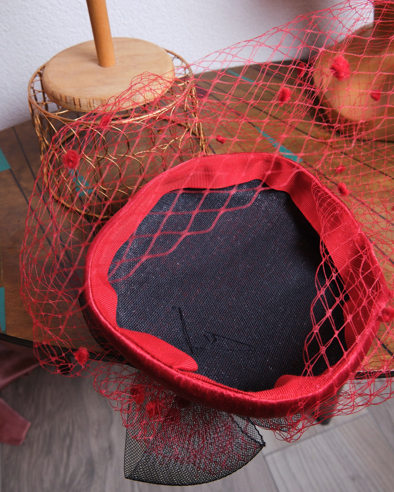 Bibi vintage satiné rouge à voilette