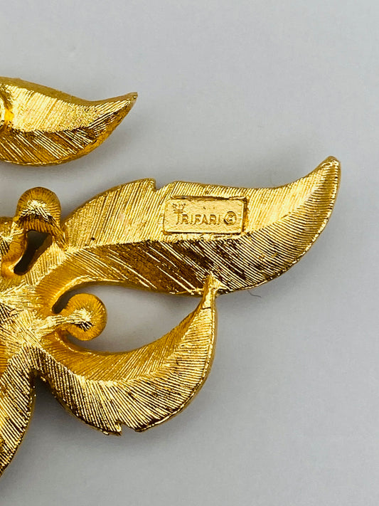 Broche vintage Trifari – Bouquet doré & perles nacrées (neuf)