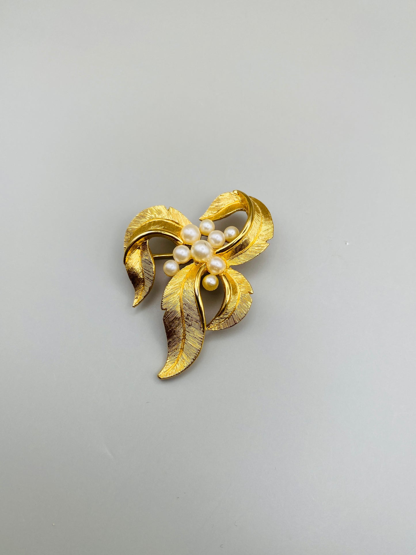 Vintage Trifari brooch – Gold bouquet & mother-of-pearl beads (new)