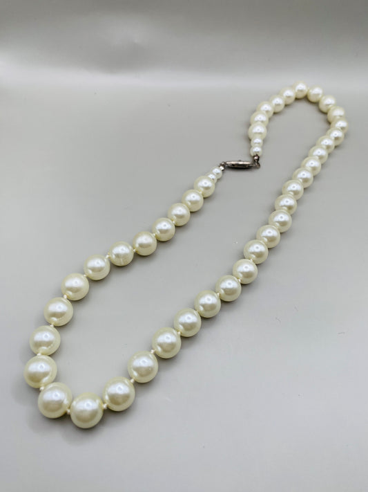 Collier vintage à perles en verre nacré – perles de taille moyenne – ivoire