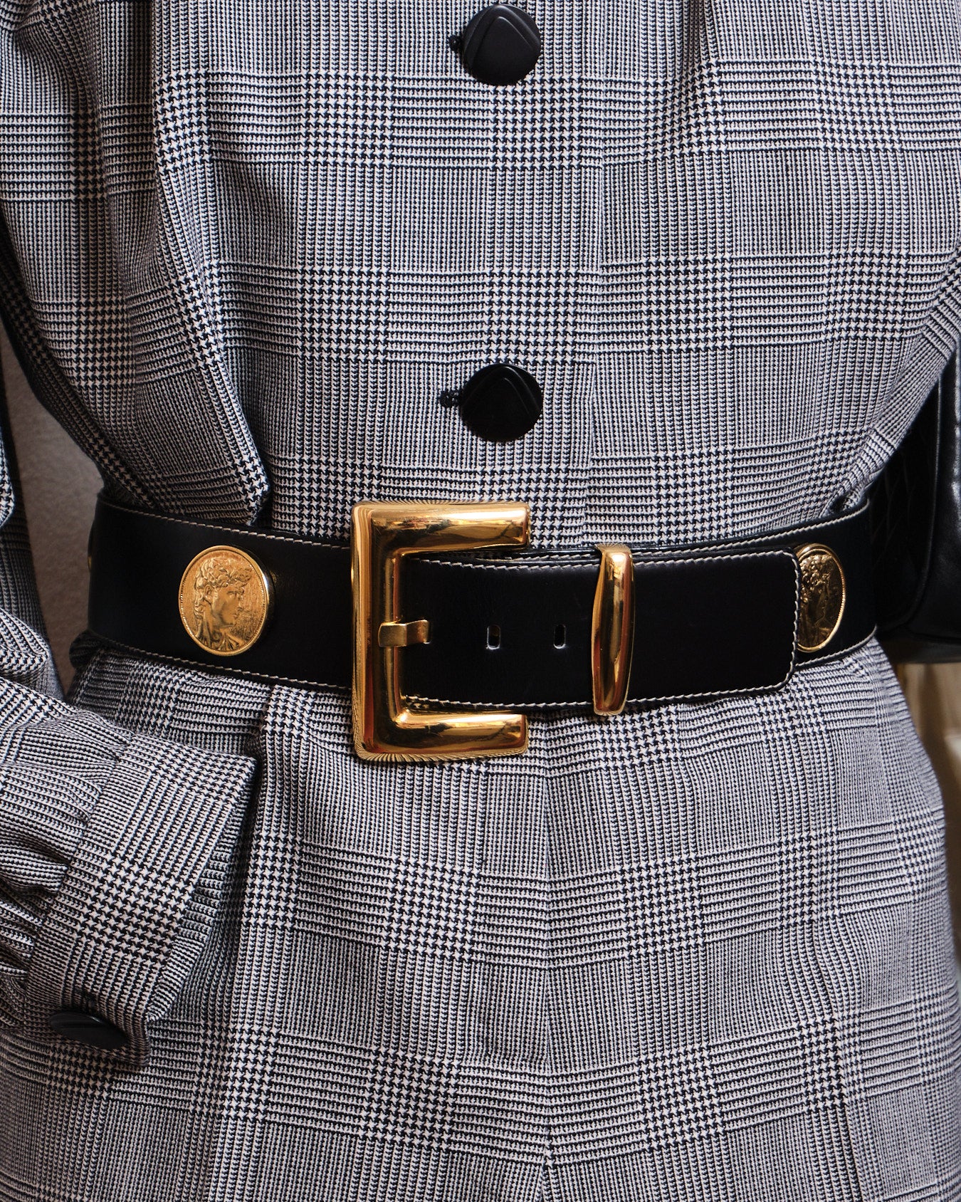 Ceinture Escada vintage en cuir noir et métal doré — Made in Western Germany