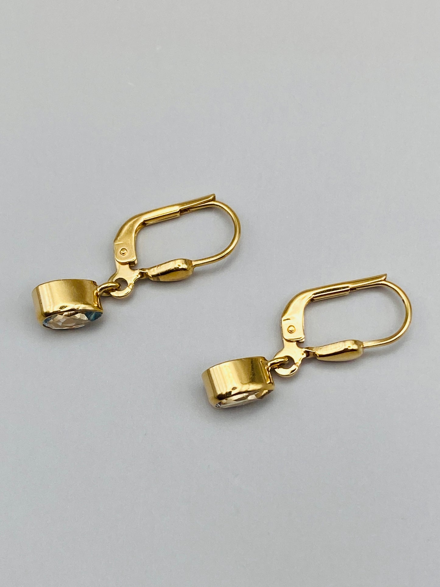 Boucles d’oreilles vintage en or 9 carats et pierre bleue