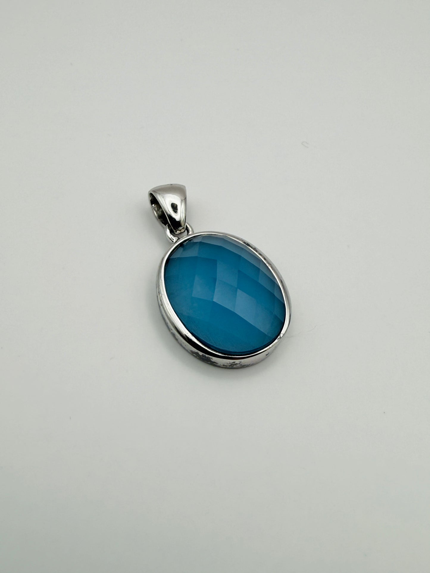 Pendentif vintage ovale facetté bleu en argent 925