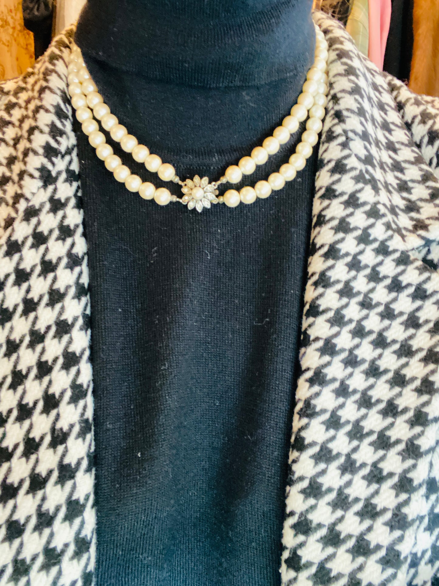 Collier vintage double rang de perles fantaisie en plastique – fermoir fleur strassé