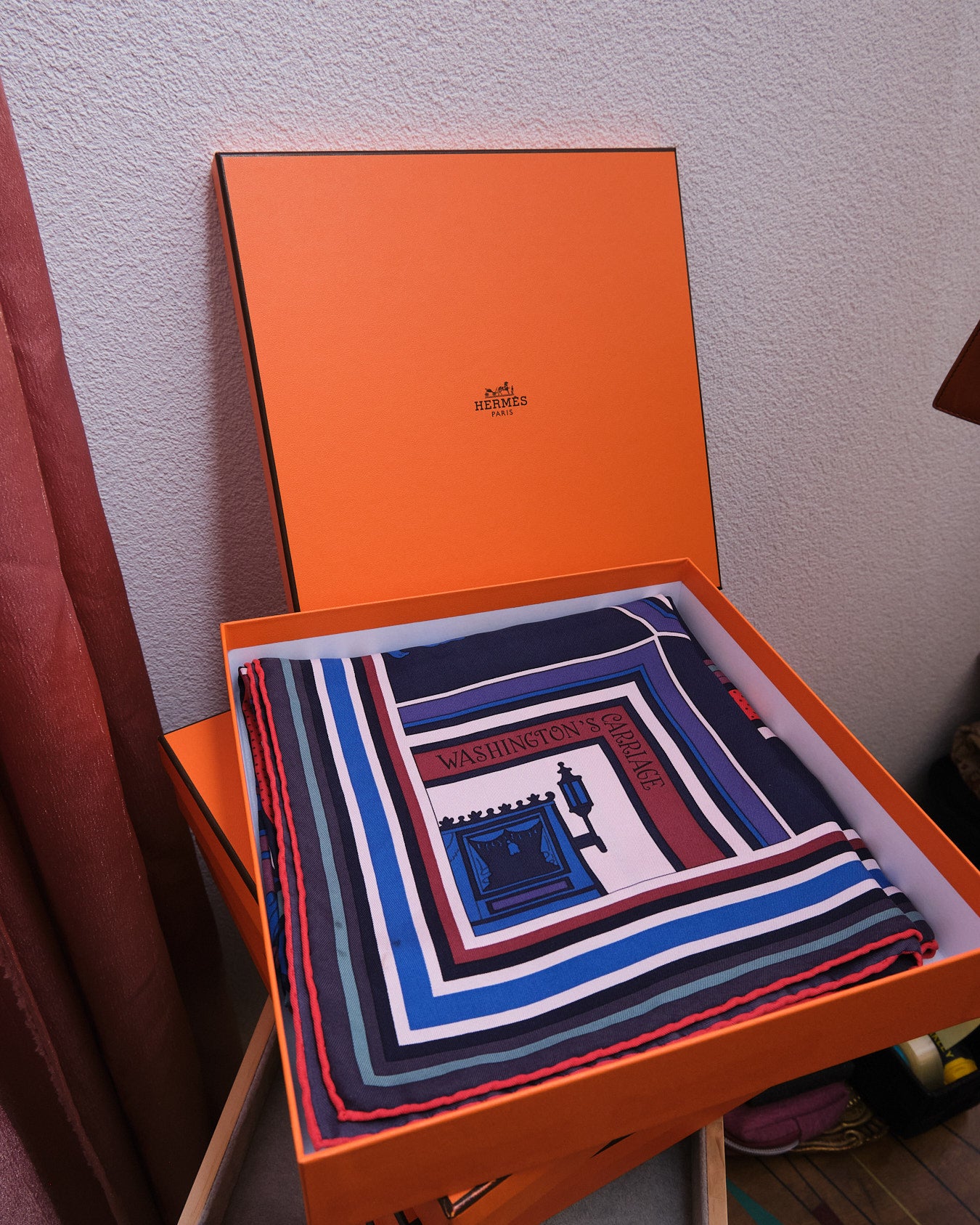 Carré vintage en soie signé Hermès, modèle “Washington’s Carriage”