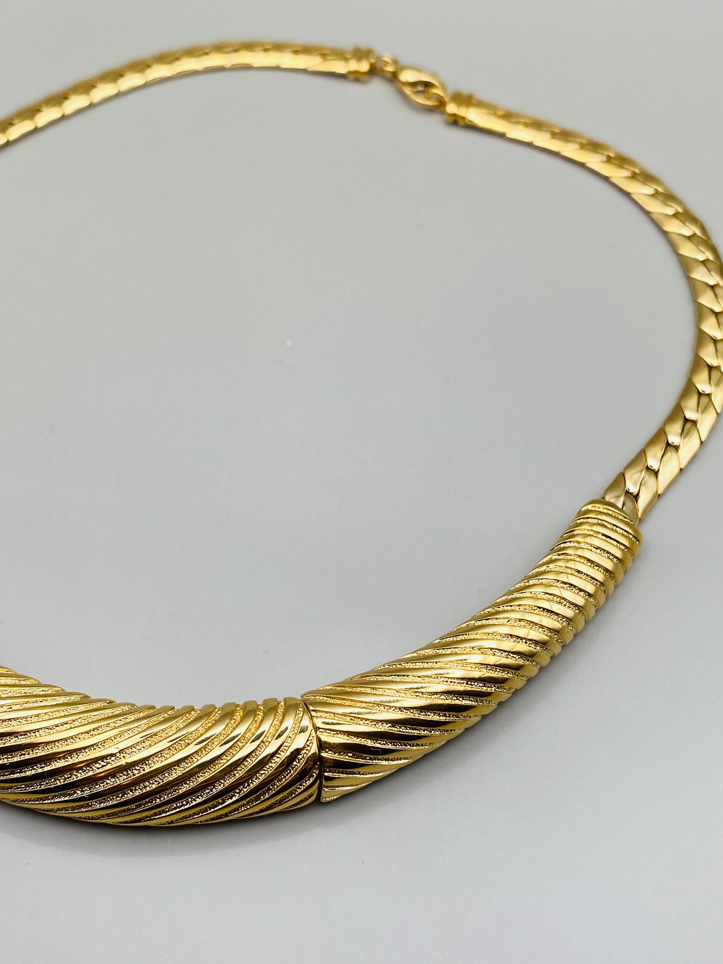 Collier Pierre Lang vintage – plastron doré texturé