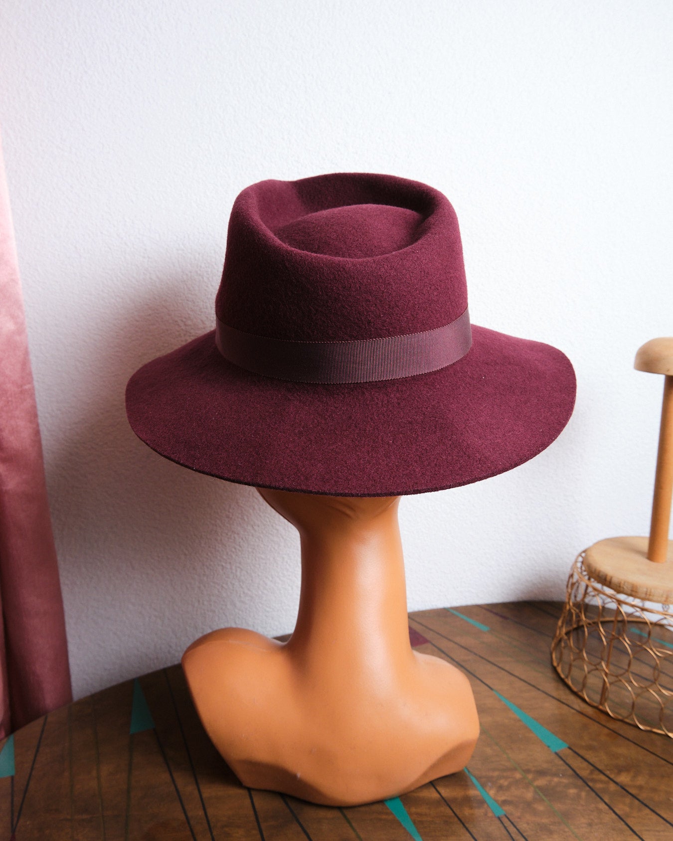 Chapeau vintage bordeaux à larges bords