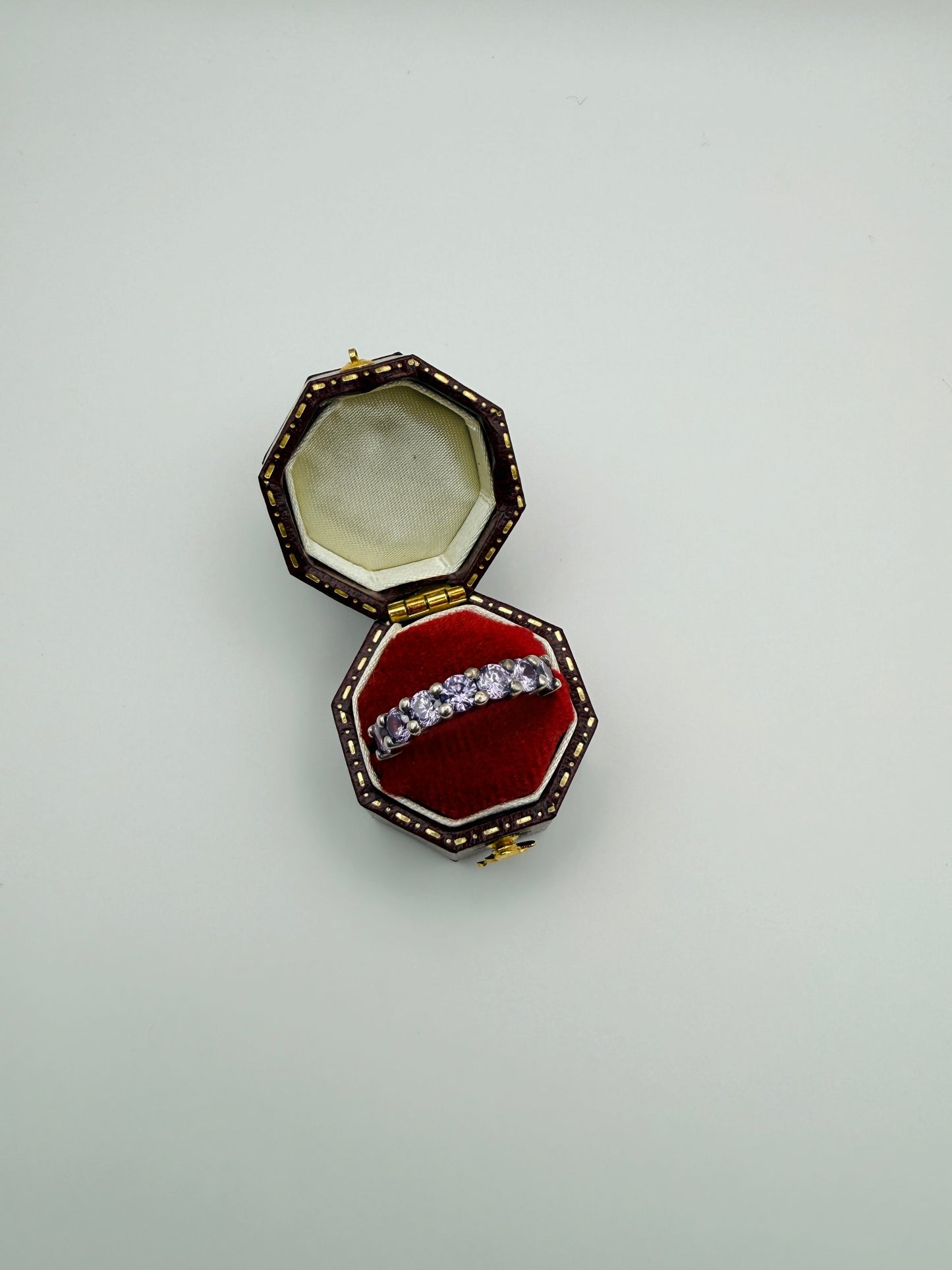 Bague rivière en argent 925 et pierres violettes