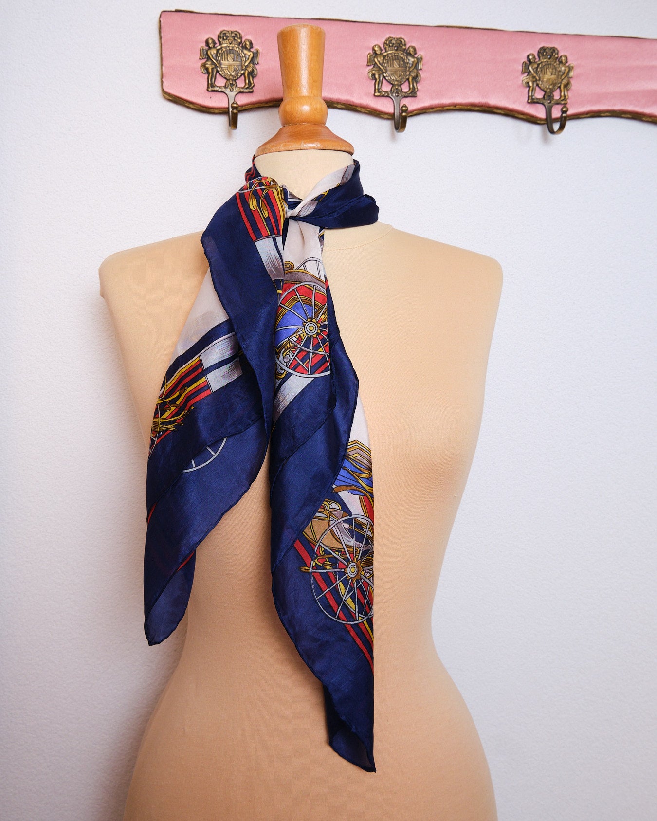 Grand foulard vintage en polyester satiné